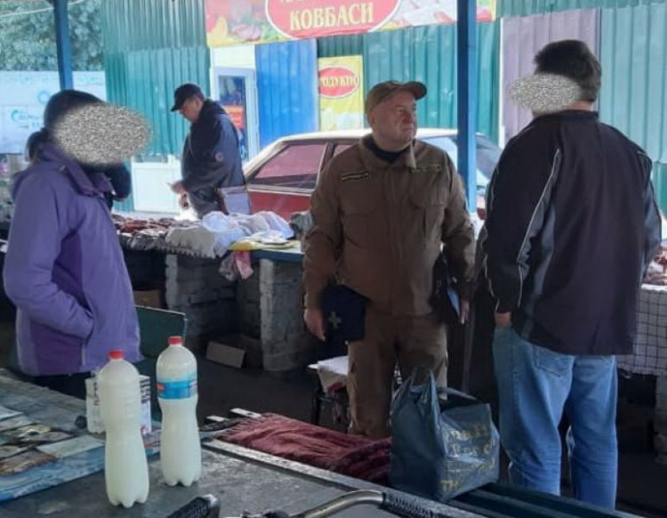 На ринку Динасу торгували самогоном на розлив