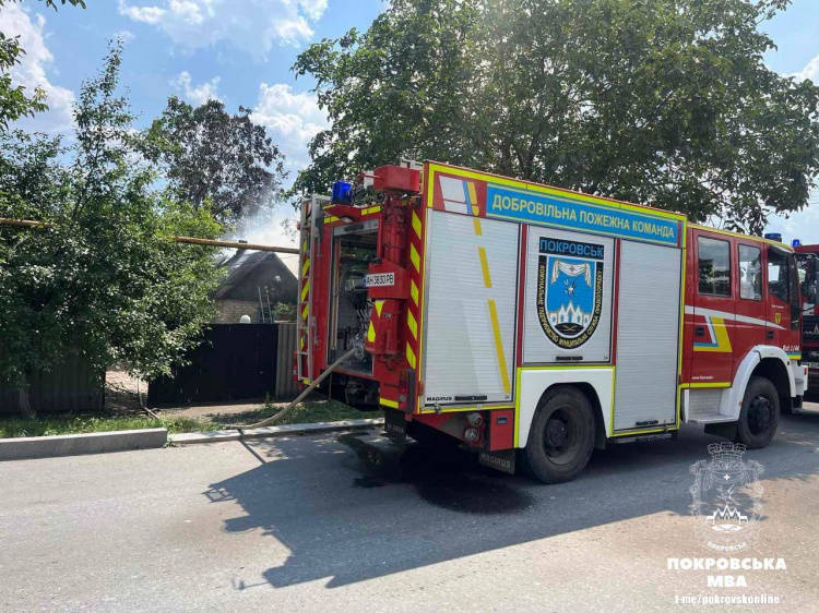 У Покровську добровольці-рятувальники загасили пожежу, яка ледве не знищила два приватні будинки