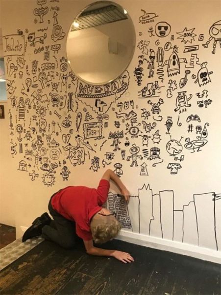 9-летнего мальчика, которого учителя ругали за рисование на уроках, пригласили украсить ресторан