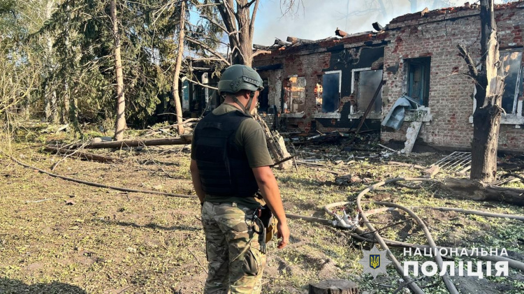 Окупанти обстріляли Донеччину бомбами та дронами, поранили мирних людей