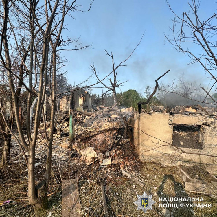 Скинуті на Мирноград авіабомби та спрямовані на цивільних 35 БпЛА: у поліції повідомили про обстріли Донеччини 5 червня
