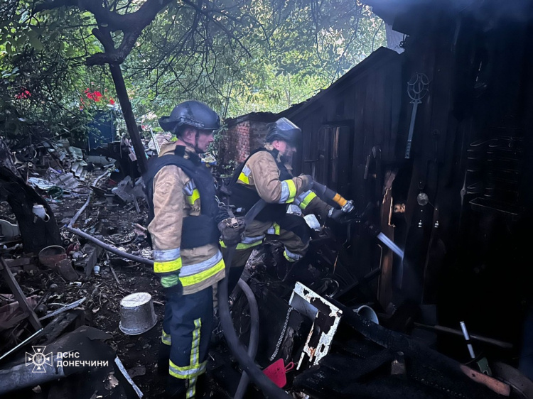 У Гришиному рятувальники ліквідували пожежу, яка виникла внаслідок обстрілу