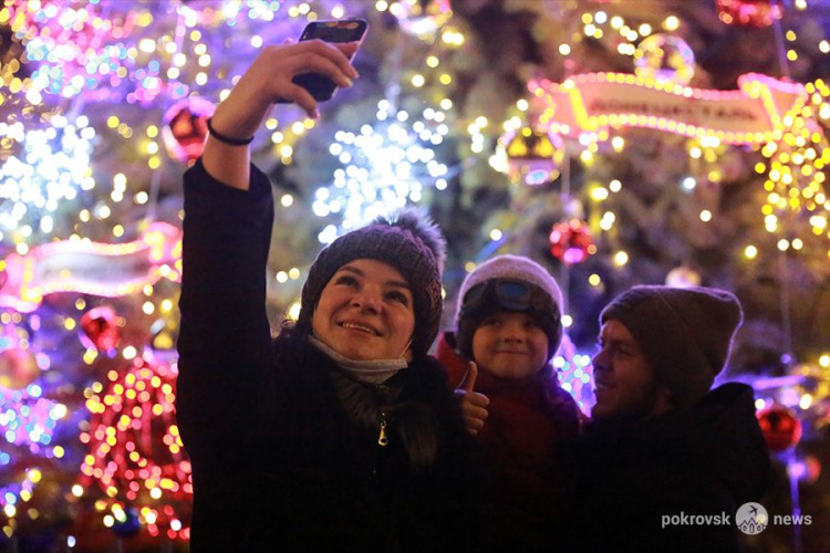 В микрорайоне «Лазурный» зажглась Большая новогодняя елка от компании «Донецксталь»