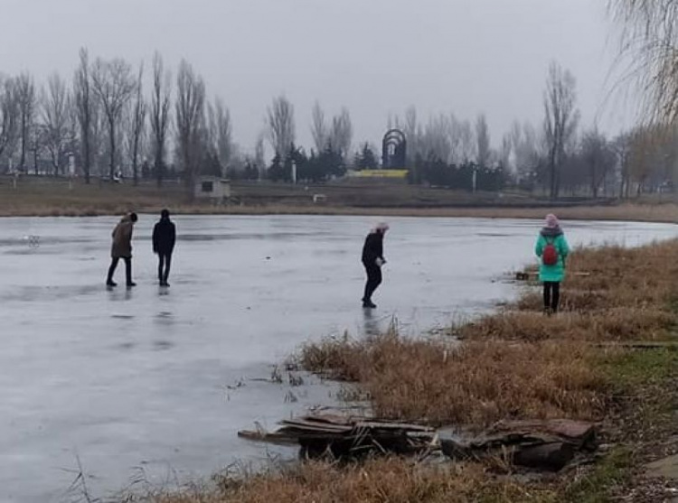 У Покровську люди продовжують прогулянки по тонкому льоду