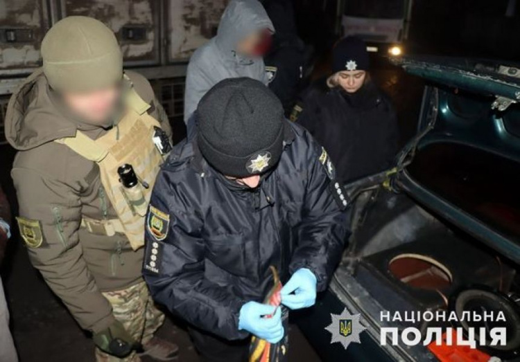 Поліцейські Покровська затримали наркозбувача з товаром на 2,5 мільйона гривень