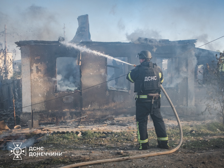 У Добропіллі рятувальники ліквідували масштабну пожежу на місці ворожого обстрілу