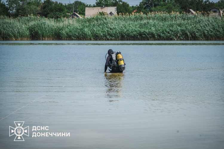 У Покровському районі піротехніки ДСНС вилучили з водойми 12 вибухонебезпечних предметів