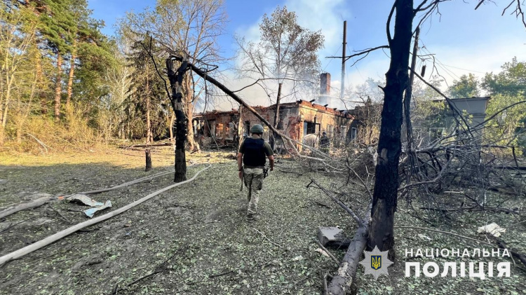 Окупанти обстріляли Донеччину бомбами та дронами, поранили мирних людей