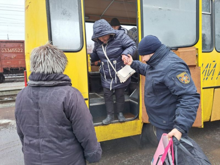 На Донеччині триває обов'язкова евакуація населення в більш безпечні регіони країни