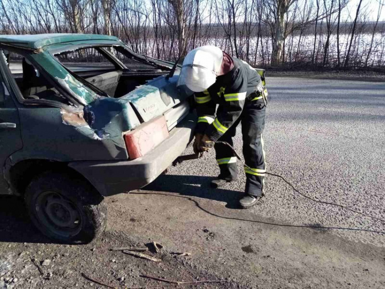 У Покровському районі рятувальники вилучали застряглу між дерев автівку