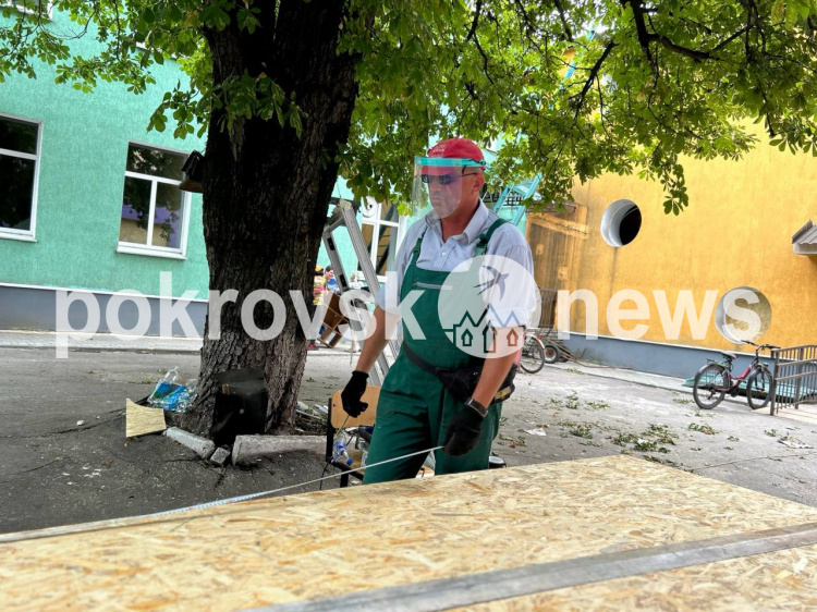 У Покровську продовжують усувати наслідки обстрілу, що стався 20 липня