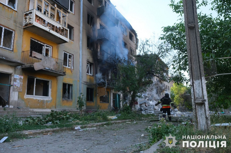 Перші хвилини після авіаударів по Мирнограду показала поліція Донеччини