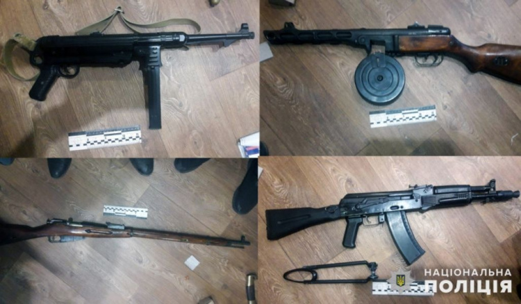 Автомати, пістолети, шаблі та гранати: мешканець Мирнограда зберігав арсенал зброї