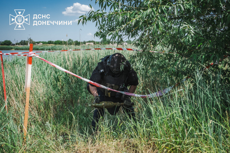 У Покровському районі піротехніки ДСНС вилучили з водойми 12 вибухонебезпечних предметів