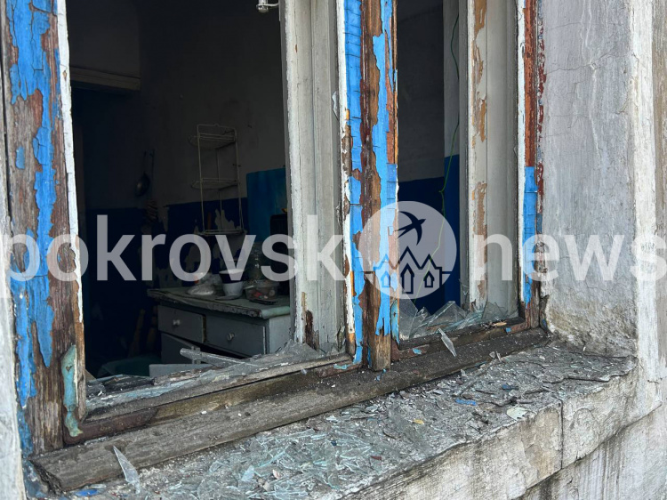 Обстріл Мирнограда: комунальники лагодять пошкоджене, мешканці забивають вікна (додано відео)