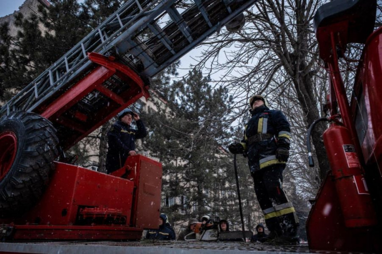 У Покровську рятувальники демонтують зруйновані обстрілом конструкції