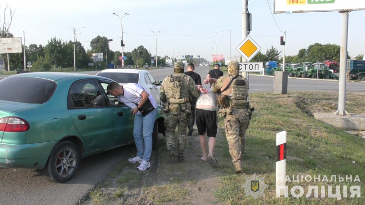 Викрадали гроші з банківських рахунків загиблих воїнів ЗСУ: у Дніпрі затримали злочинну групу