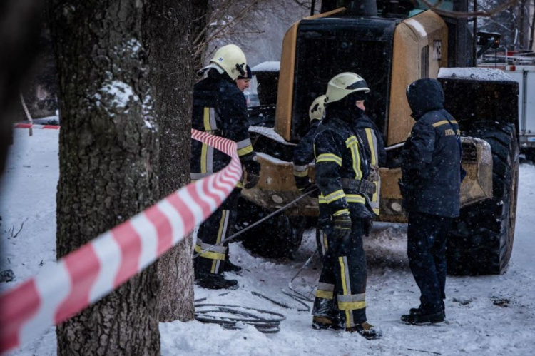 У Покровську рятувальники демонтують зруйновані обстрілом конструкції