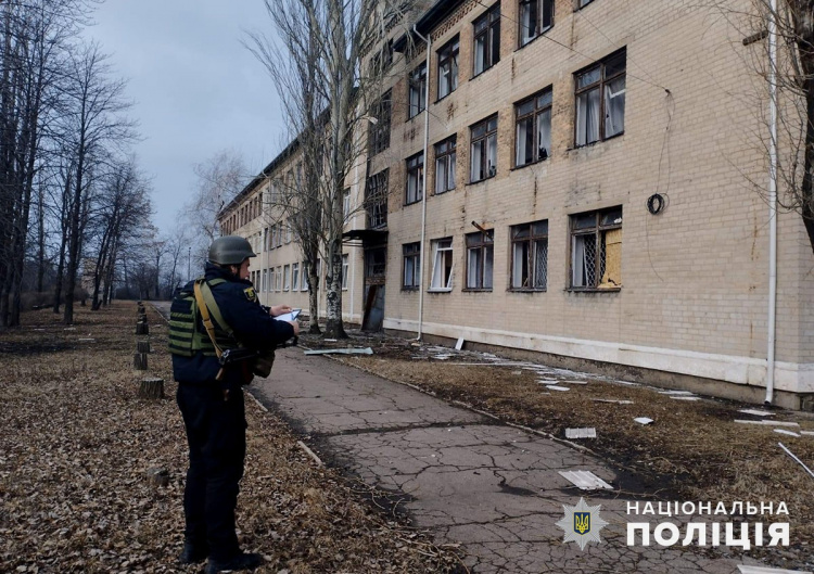 По школі в Мирнограді росіяни вдарили ракетою (бомбою) «Гром-Е1» - поліція
