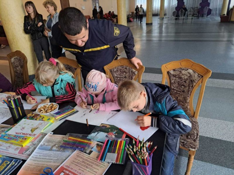 Психолог ДСНС надає екстрену допомогу евакуйованим, що прибувають до Покровська