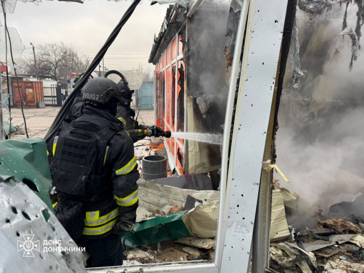 У Покровську рятувальники ліквідували пожежу на ринку, яка виникла внаслідок обстрілу