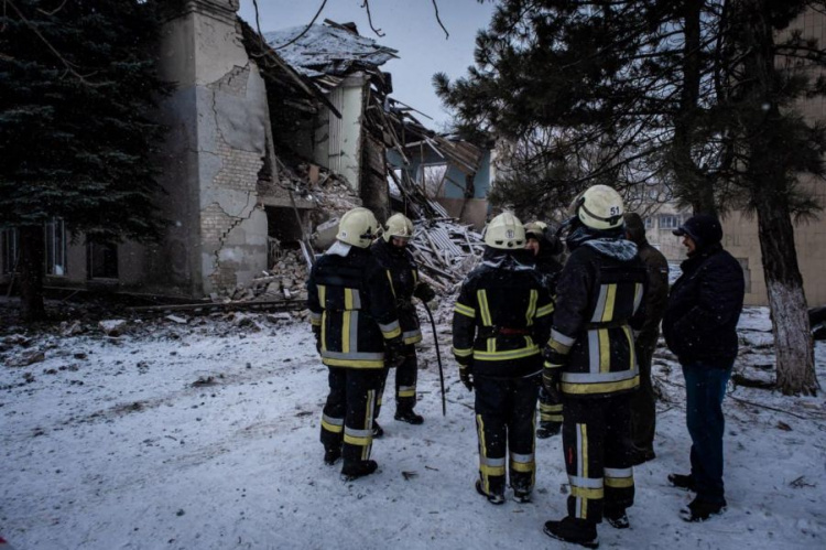 У Покровську рятувальники демонтують зруйновані обстрілом конструкції