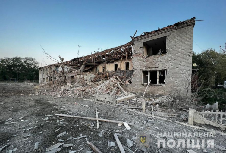 Під ударом окупантів опинилися школа, пункт видачі гумдопомоги та мирні оселі Донеччини