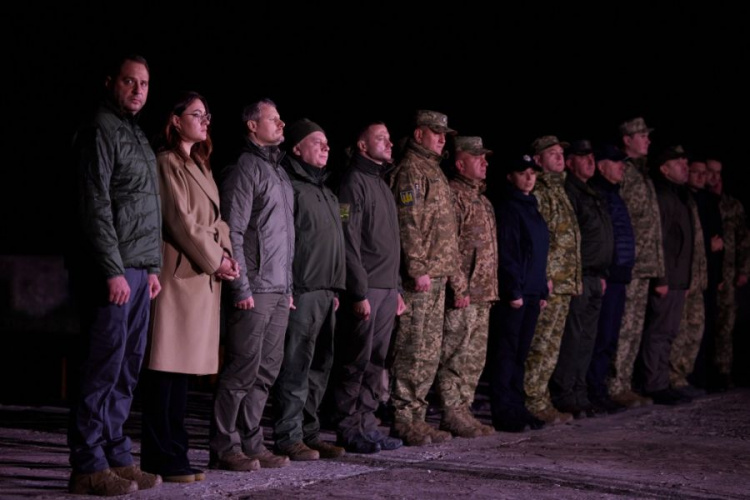 Президент посетил передовые позиции украинских военных на Донбассе
