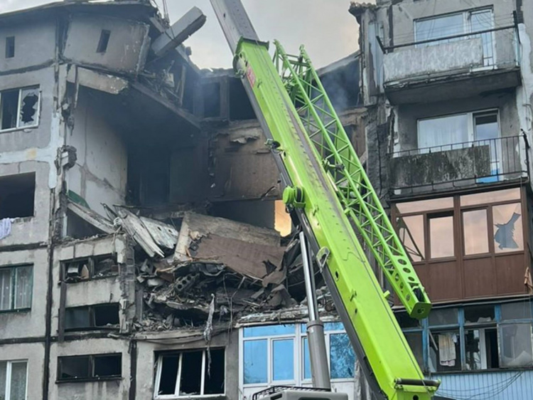 У Білозерському ворожий БпЛА влучив у житлову 5-поверхівку, є поранені