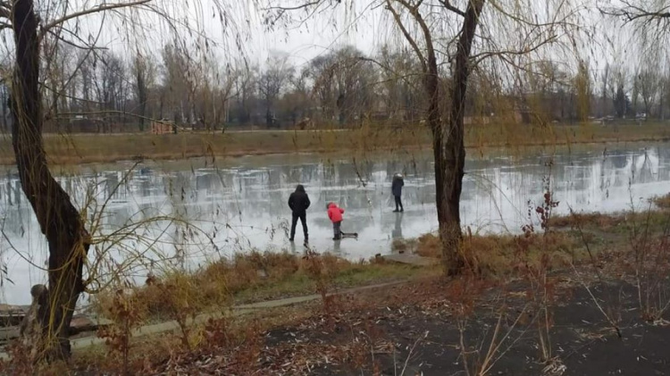 У Покровську люди продовжують прогулянки по тонкому льоду