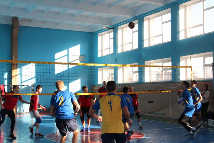12 команд, атмосфера борьбы и азарта: в Покровске прошел Зимний кубок города по волейболу