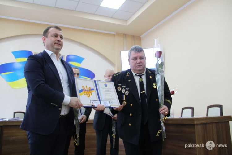 В Покровске вручили удостоверения Почетного гражданина города