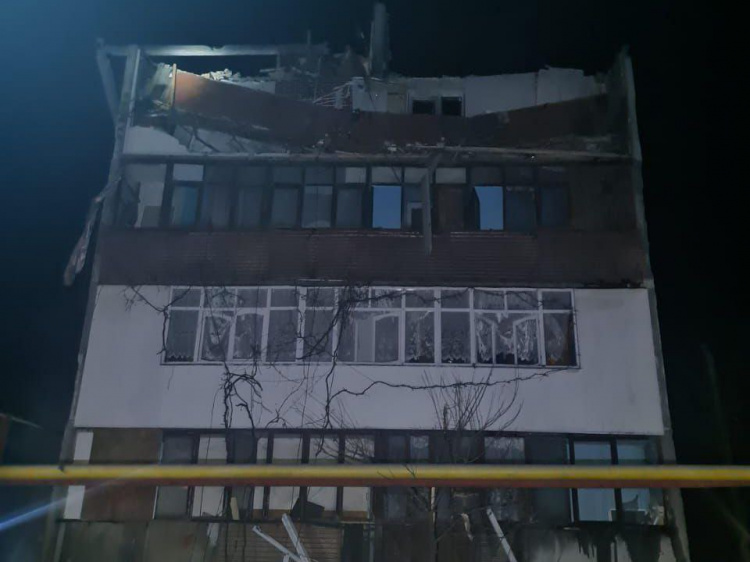 Росіяни влучили в житлову багатоповерхівку в Мирнограді, є загиблі й поранені