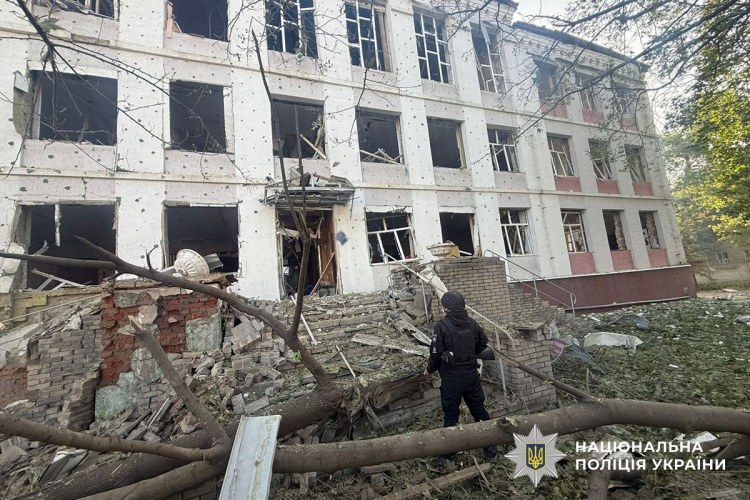 За добу ворог обстріляв 12 населених пунктів Донеччини: три людини загинули, шестеро зазнали поранень
