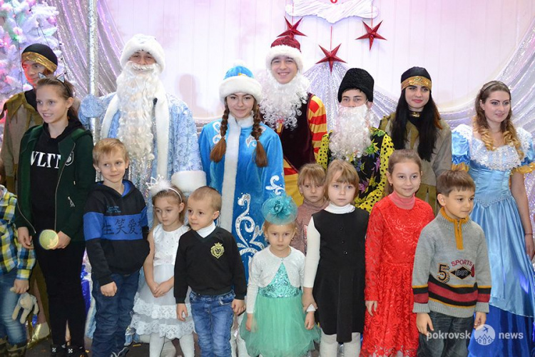 Артисты Дворца культуры ШУ «ПОКРОВСКОЕ» подарили детям новогоднее настроение