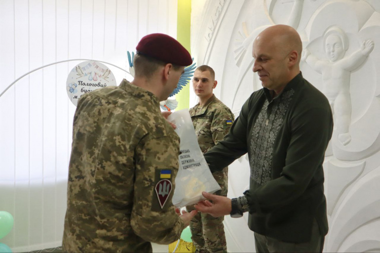 День вишиванки: Вадим Філашкін вручив подарунки новонародженим та військовослужбовцям