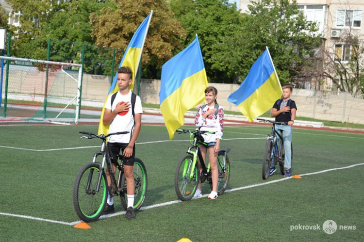 Ярким флешмобом в Покровске отпраздновали День флага