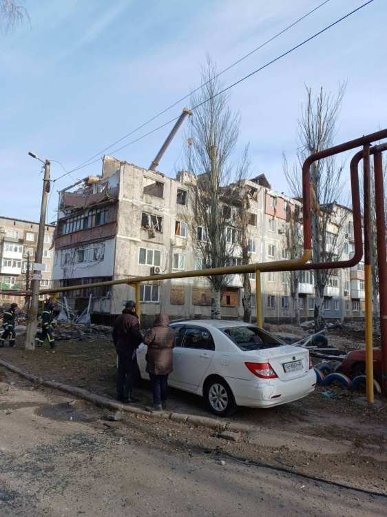 Пошкоджено будинки, автомобілі та газопровід: деталі нічного обстрілу Мирнограда