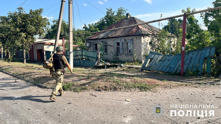 Окупанти обстріляли Донеччину бомбами та дронами, поранили мирних людей