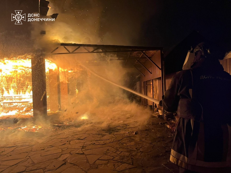 Пожежа від влучання ворожого дрона повністю знищила будинок у Покровську