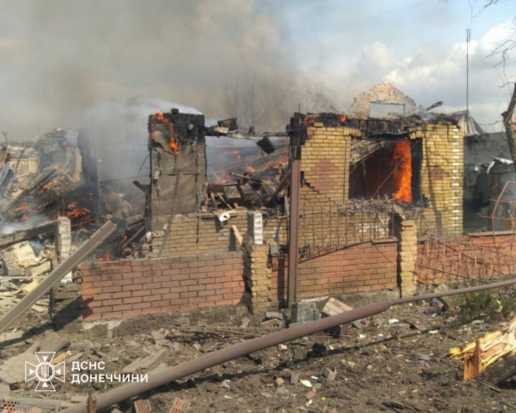 У Родинському рятувальники ліквідували пожежу після ворожого обстрілу