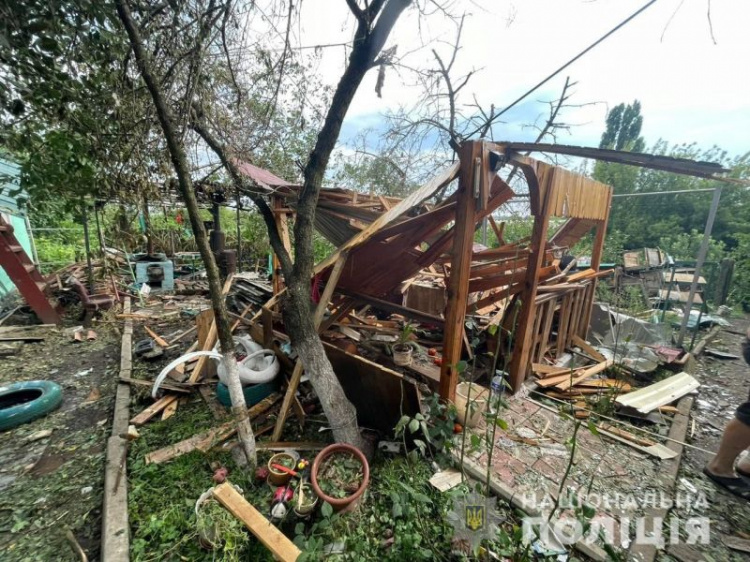 На Донеччині російські війська вдарили по школам, житловим будинкам і лікувальному закладу