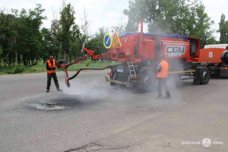 В Покровске ремонтируют дороги при помощи установки УЯР