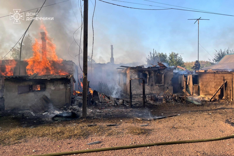 На ринку Покровська спалахнула пожежа внаслідок обстрілу