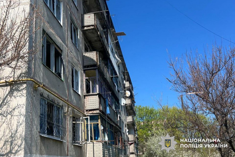 Дві людини загинули, три зазнали поранень через російські обстріли Донеччини 26 квітня