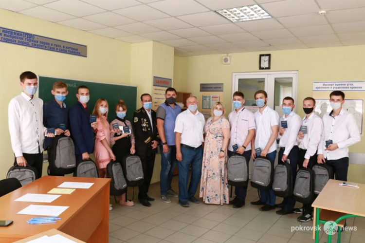 Студенты ДонНТУ получили в ШУ «ПОКРОВСКОЕ» удостоверения о первой рабочей профессии