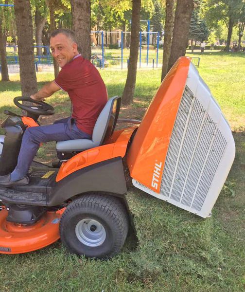 В Покровске появился первый мини-трактор для покоса травы