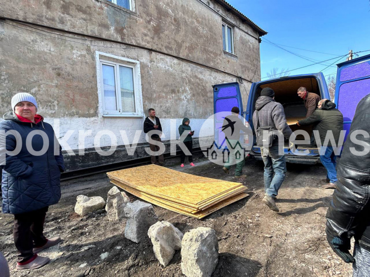 Обстріл Мирнограда: комунальники лагодять пошкоджене, мешканці забивають вікна (додано відео)