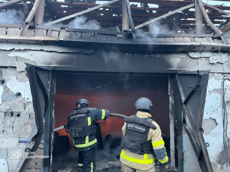 У Мирнограді пожежу на підприємстві гасили вогнеборці