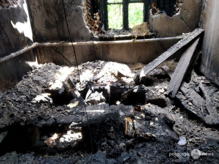 В Мирнограде утром сгорел дом